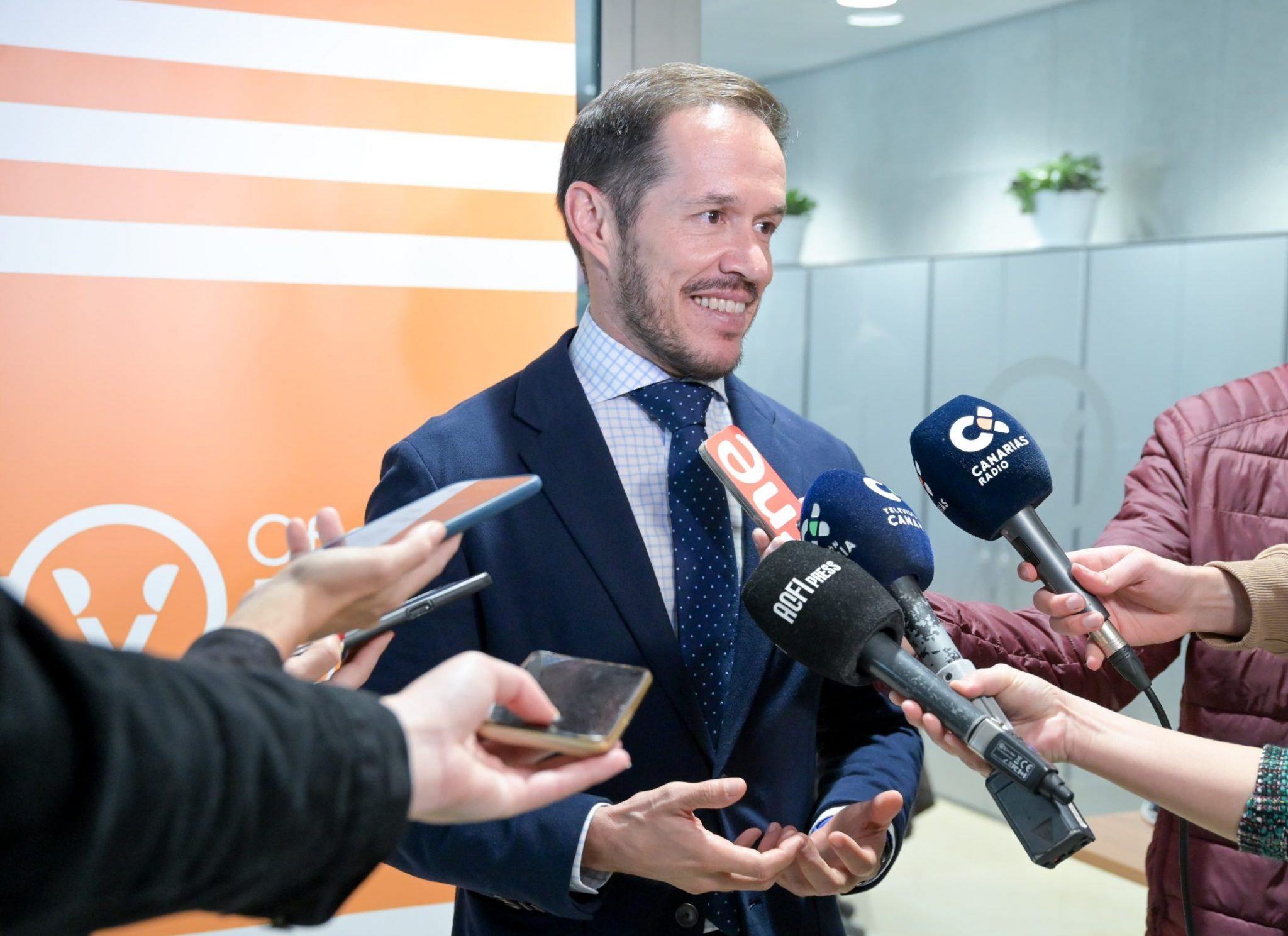 Consejero Zapata en Oficinas de Energía Canarias